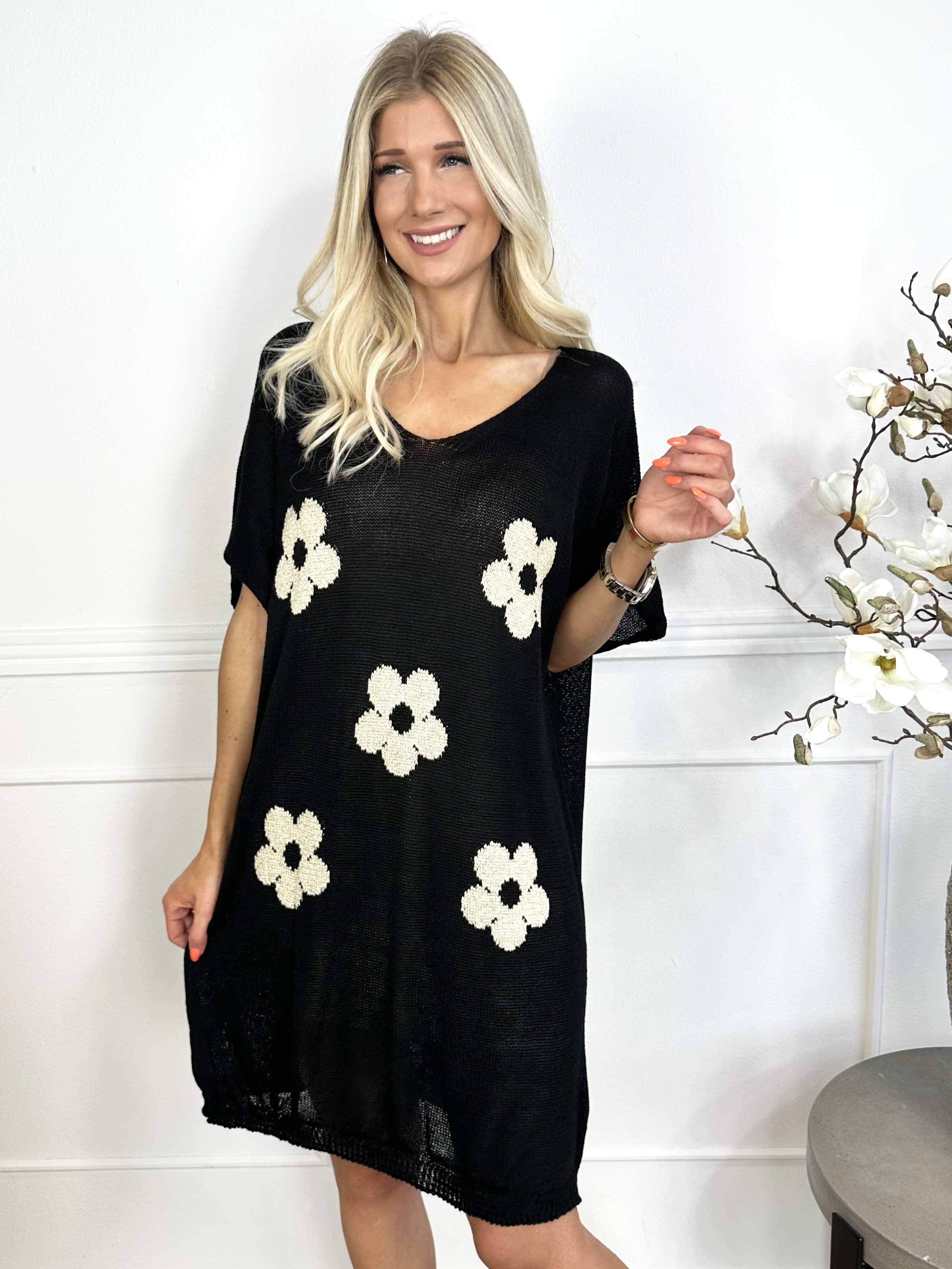 Emine - Söt stickad klänning med kort ärm och blommor och glittriga trådar